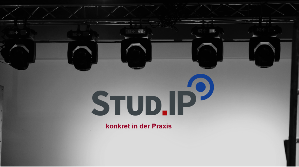 Deckenlampen beleuchten weiße Wand, darauf Stud.IP-Logo und "konkret in der Praxis"